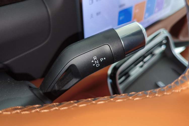 Used Geely Galaxy M9 2025 Model 210km Four-Wheel-Drive Leading Edition Gear Lever