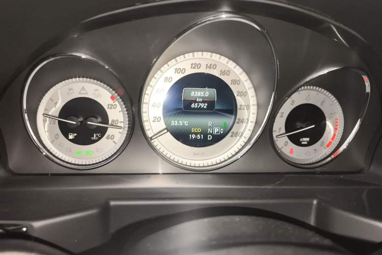 Used Mercedes-Benz GLK-Class 2015 GLK 260 4MATIC Fashion Edition Ultimate Version Odometer Close Up