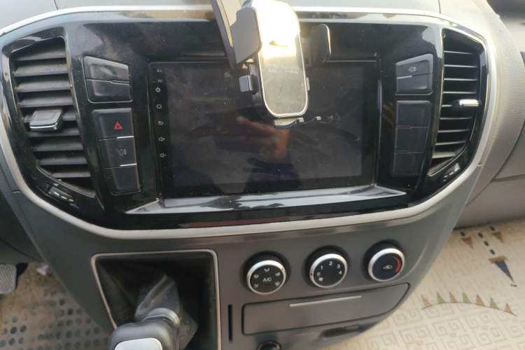 Used SAIC MAXUS Xintu V80 2021 2.0T Manual Classic City Delivery King Long Wheelbase High Roof 3 Seats
