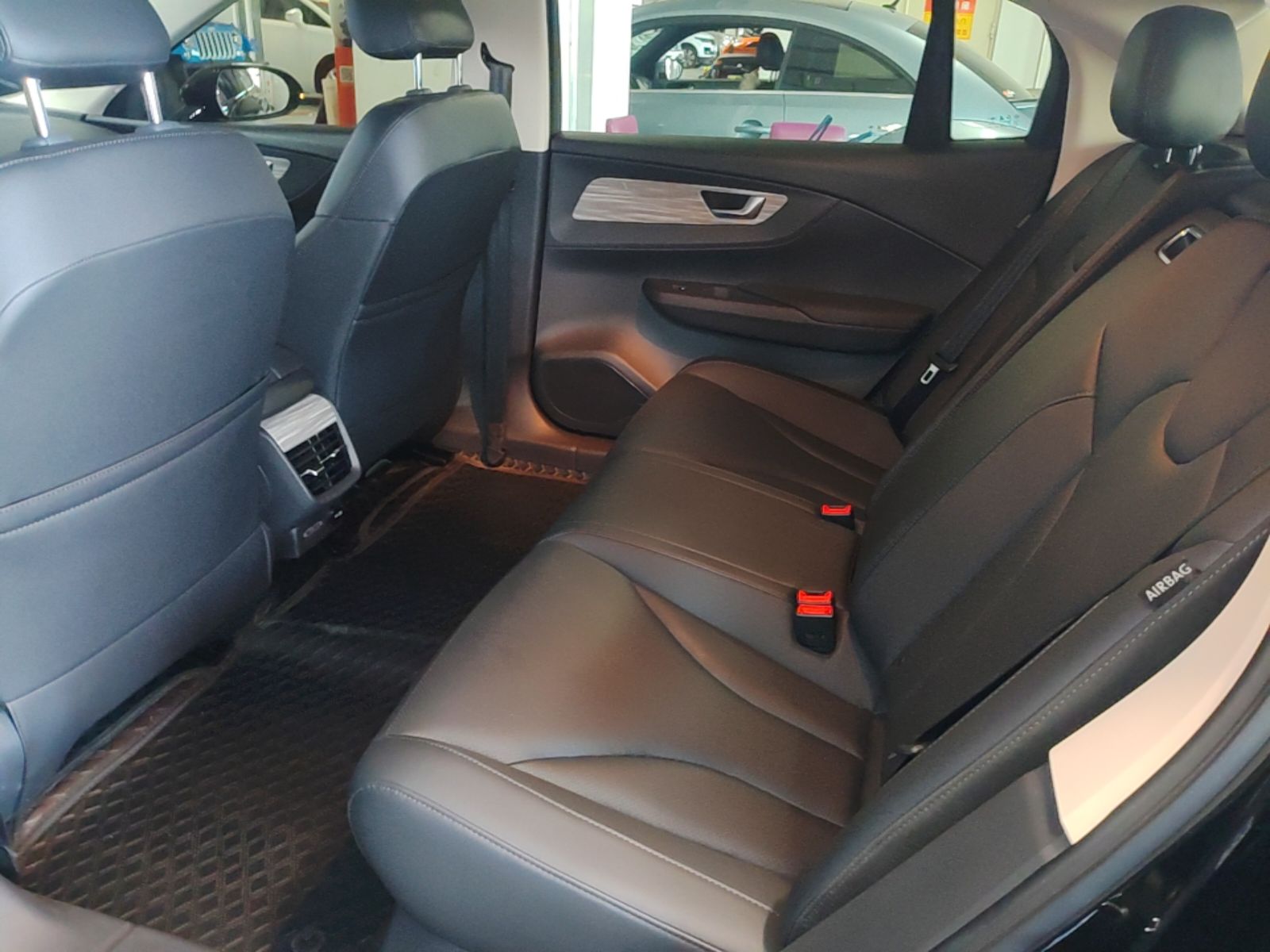 Hongqi E-QM5 2024 610 km PLUS — снимка 20
