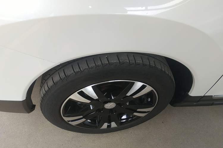 Used Peugeot 3008 2015 2.0L Automatic Classic Edition Left Front Wheel Hub