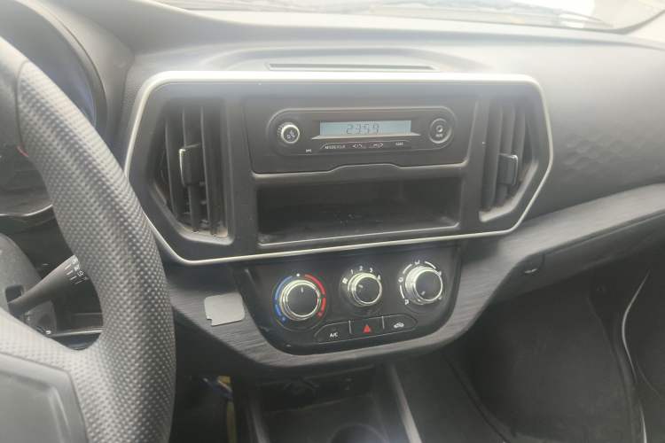 Used CHANGAN KAICHENG Ruixing EM80 2023 Side-Hinged 6-Seater Comfort Version 38.7 kWh Audio And AC Panel