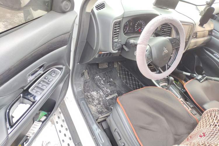 Used Mitsubishi Outlander 2019 2.4L 4x4 Zhi Xiang Edition 5 Seats China VI Standard
