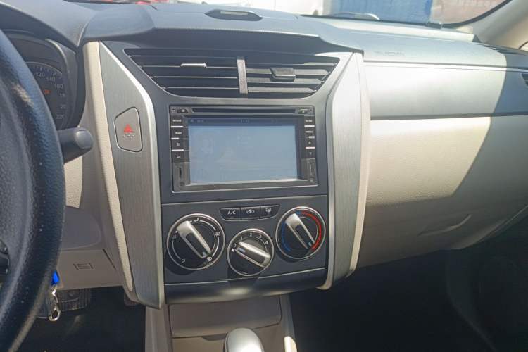 Used Venucia R50 2015 1.6L Automatic Fashion Edition