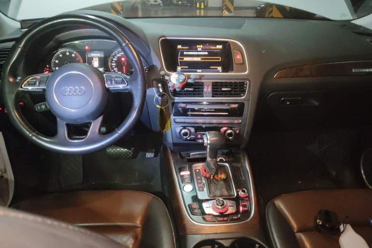 Used Audi Q5 2016 40 TFSI Comfort Model Center Console