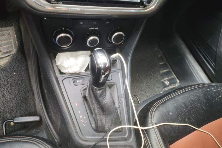 Used Volkswagen Gran Lavida 2015 1.6L Automatic Fashion Edition Gear Lever