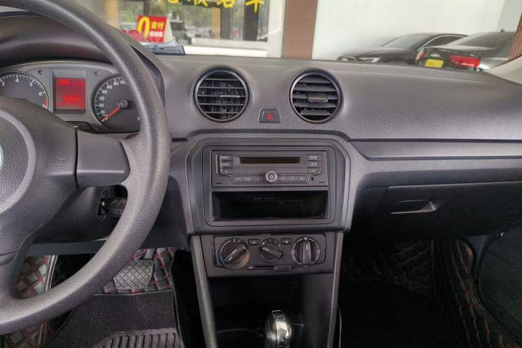 Used Volkswagen Jetta 2015 1.6L Automatic Fashion Model Audio And AC Panel