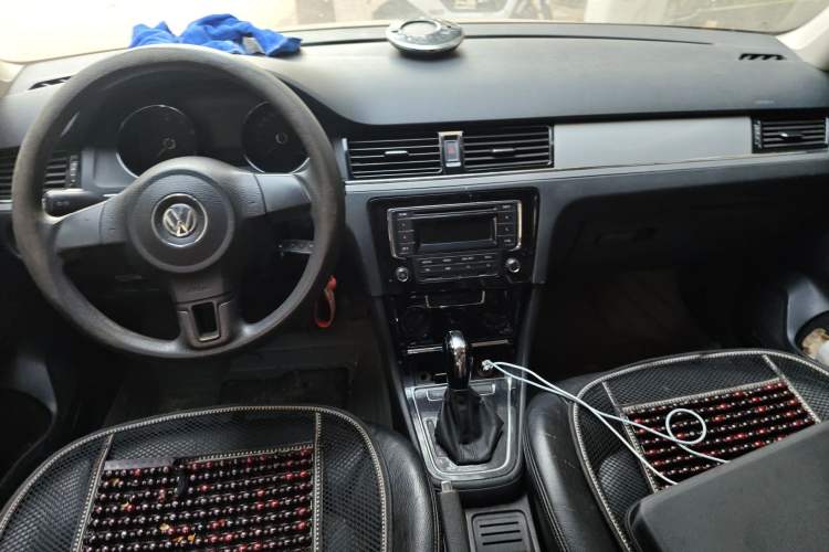 Used Volkswagen Bora 2013 1.6L Automatic Fashion Model Center Console