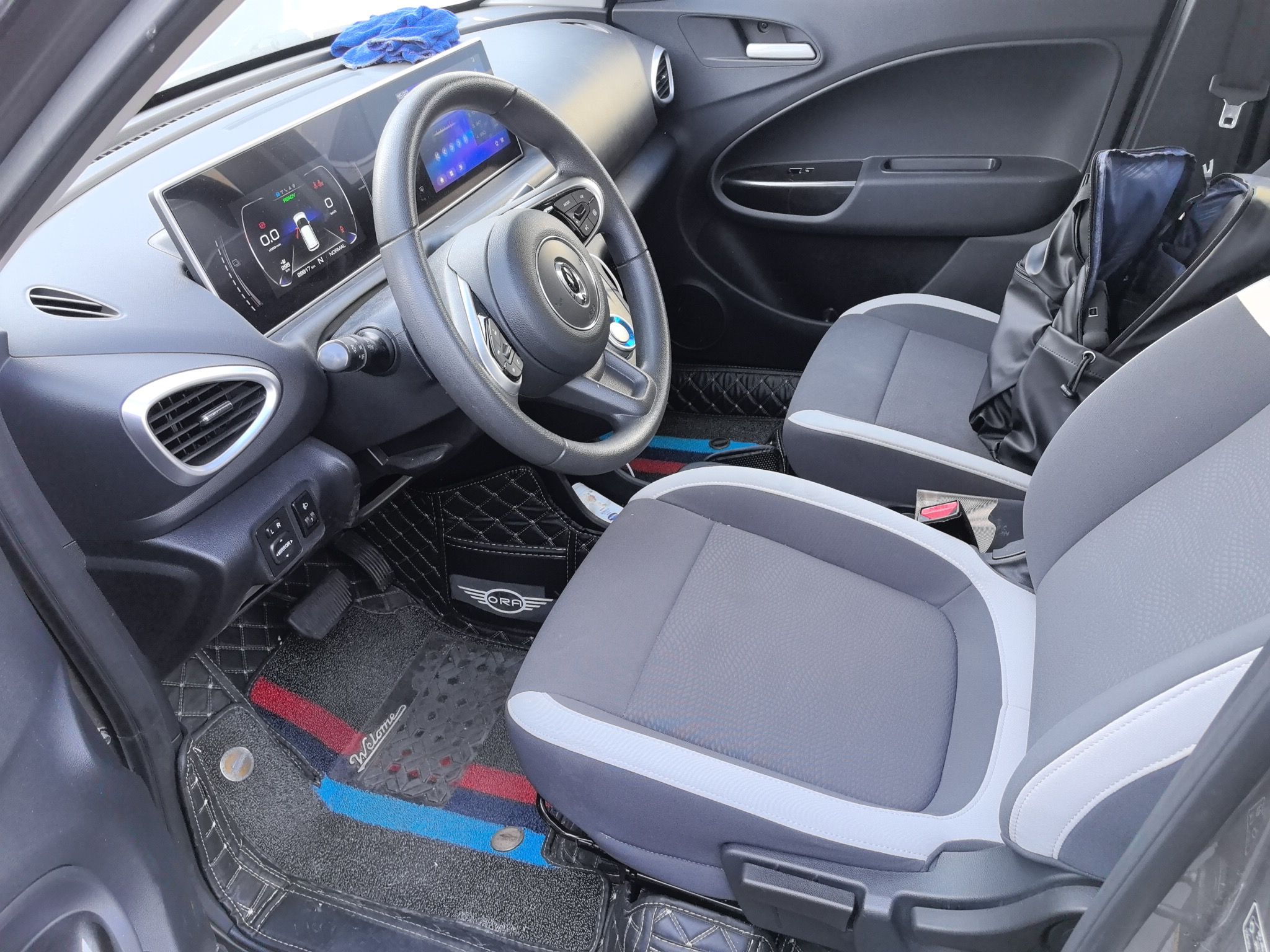 المقاعد الأمامية داخل السيارة