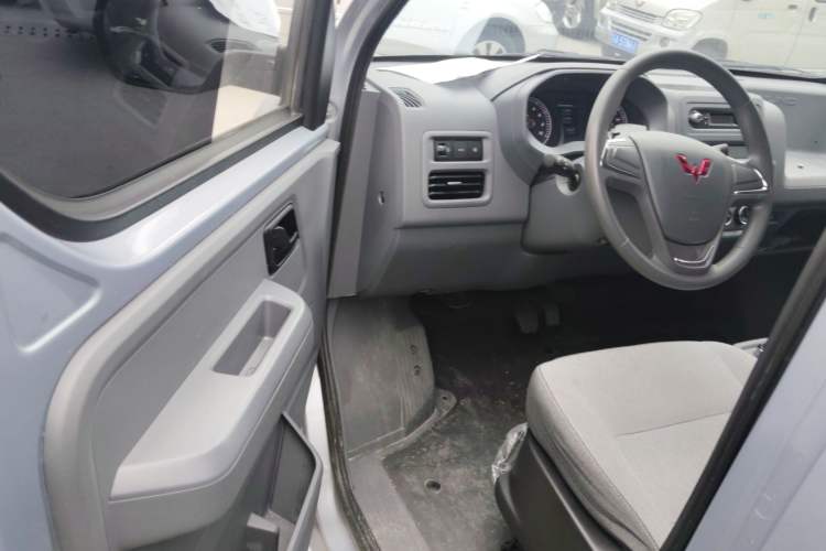 Used Wuling Yangguang 2024 300KM Comfort Version Passenger Van 75kW Driver Seat