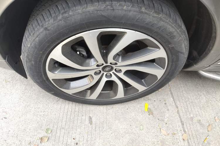 Used Land Rover Discovery Sport 2022 249 PS R-Dynamic HSE Luxury Custom Edition 7 Seats Left Front Wheel Hub