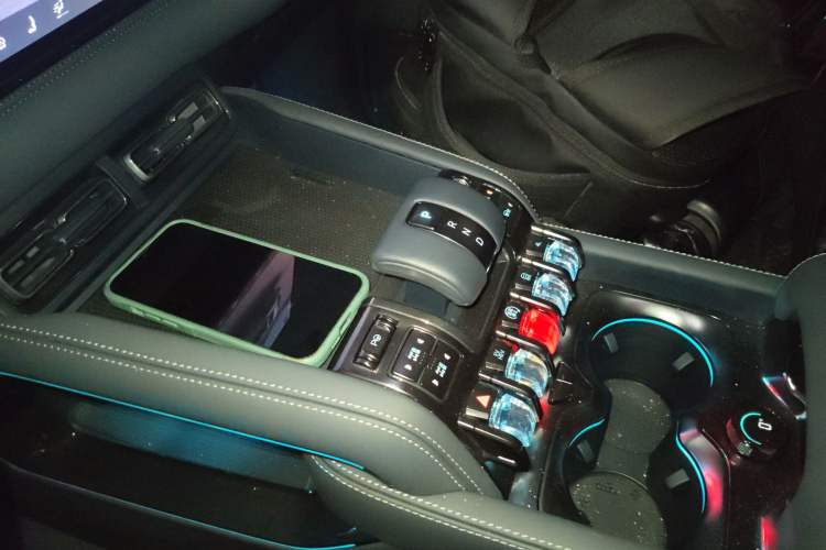 Used Formula Leopard 5 2023 Navigator Edition
