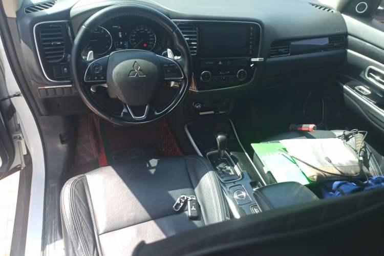 Used Mitsubishi Outlander 2019 2.4L 4x4 Zhi Xiang Edition 5 Seats China V Emission Standard Center Console