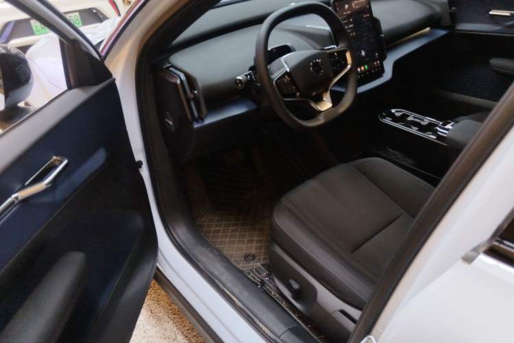 Used Volvo EX30 2025 Rear-Drive Long-Range Plus Model