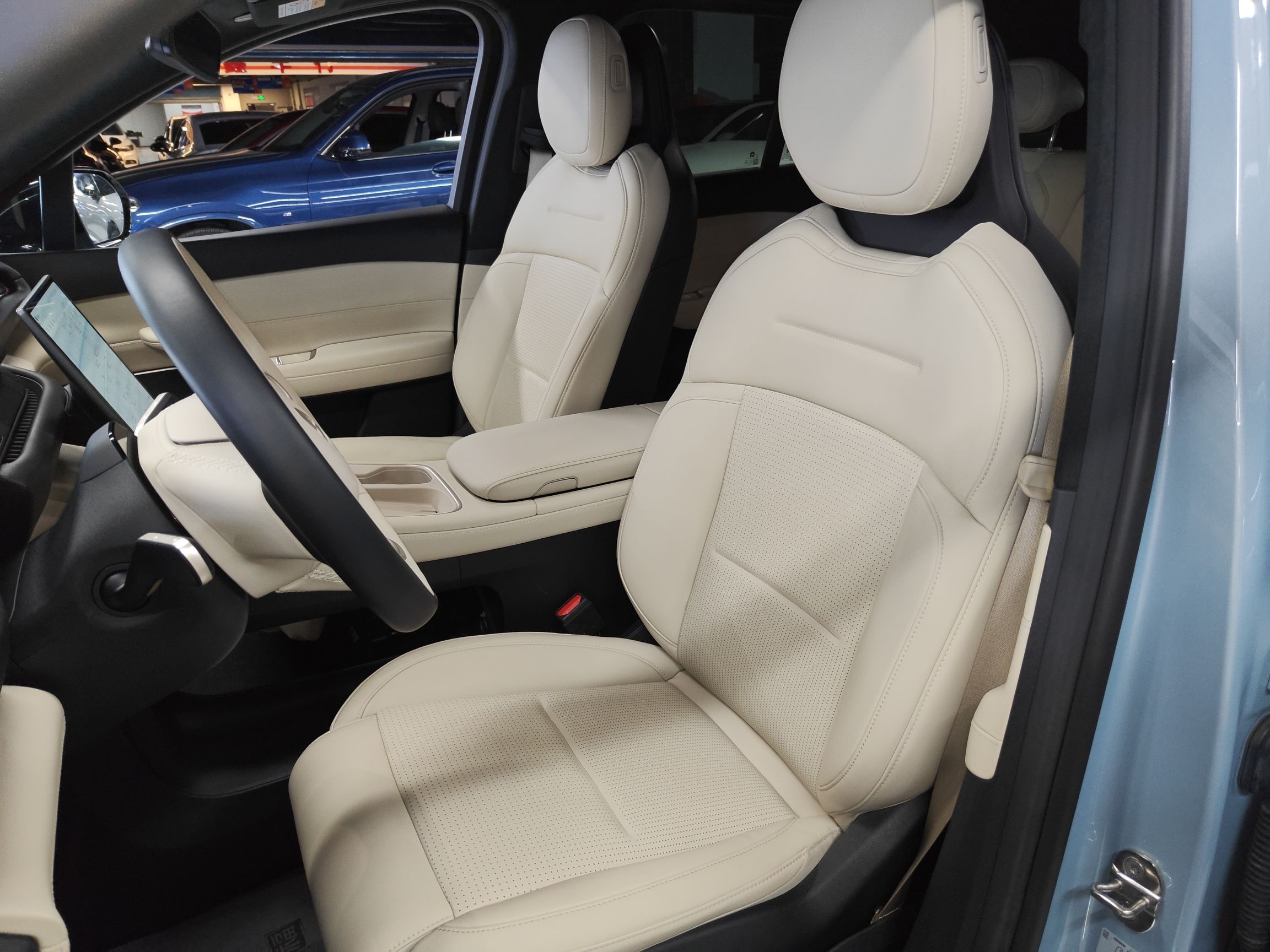 Переднее сиденье в автомобиле