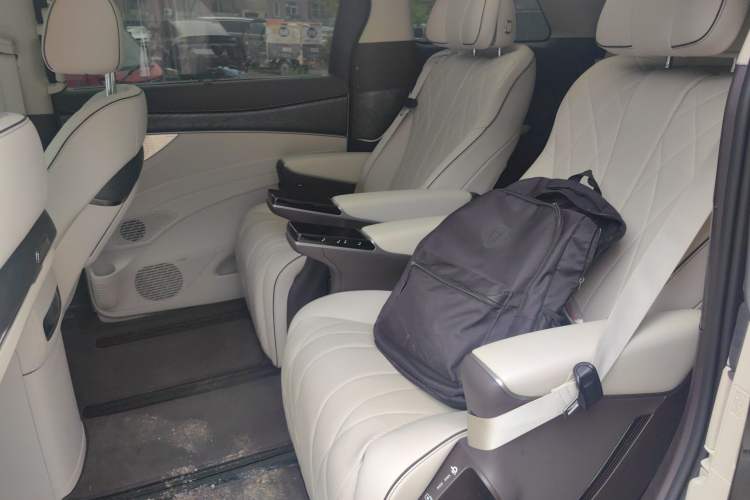 Used Denza D9 2024 DM-i 970 Luxury Model
