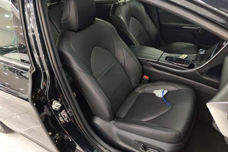 Used Toyota Avalon 2019 Dual-Engine 2.5L Luxury Edition China VI Standard
