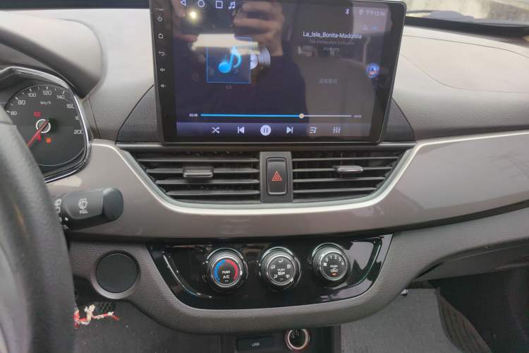 Used Baojun 310W 2017 1.5L Manual Fashion Model China V Audio And AC Panel