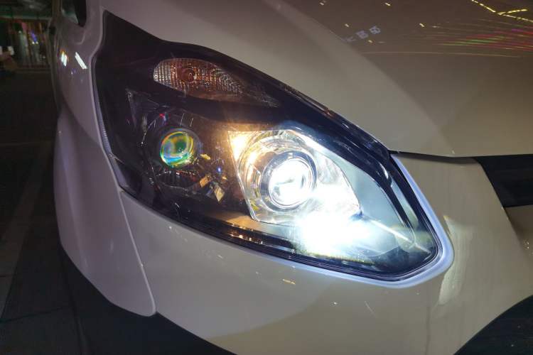 Used Ford Transit 2023 2.0T Gasoline Automatic Multi-Function Commercial Vehicle Short Wheelbase Mid-Roof Design 5/6 Seats
