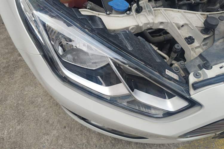 Used Ford Escort 2015 1.5L Automatic Fashion Model Right Front Headlight