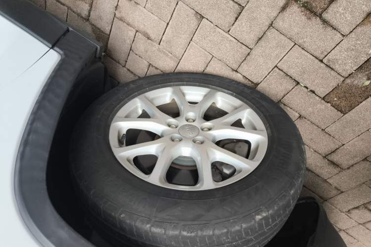 Used Jeep Cherokee 2016 2.0L Superior Edition Left Front Wheel Hub