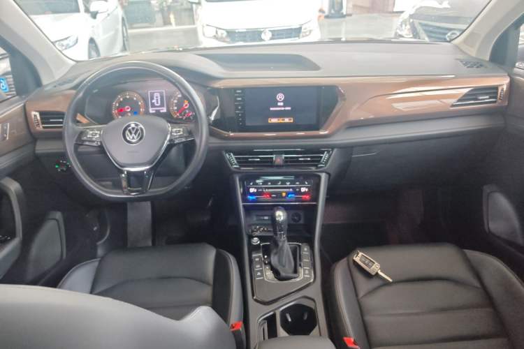 Used Volkswagen Tharu 2021 280TSI Two-Wheel-Drive Luxury Plus Edition Center Console