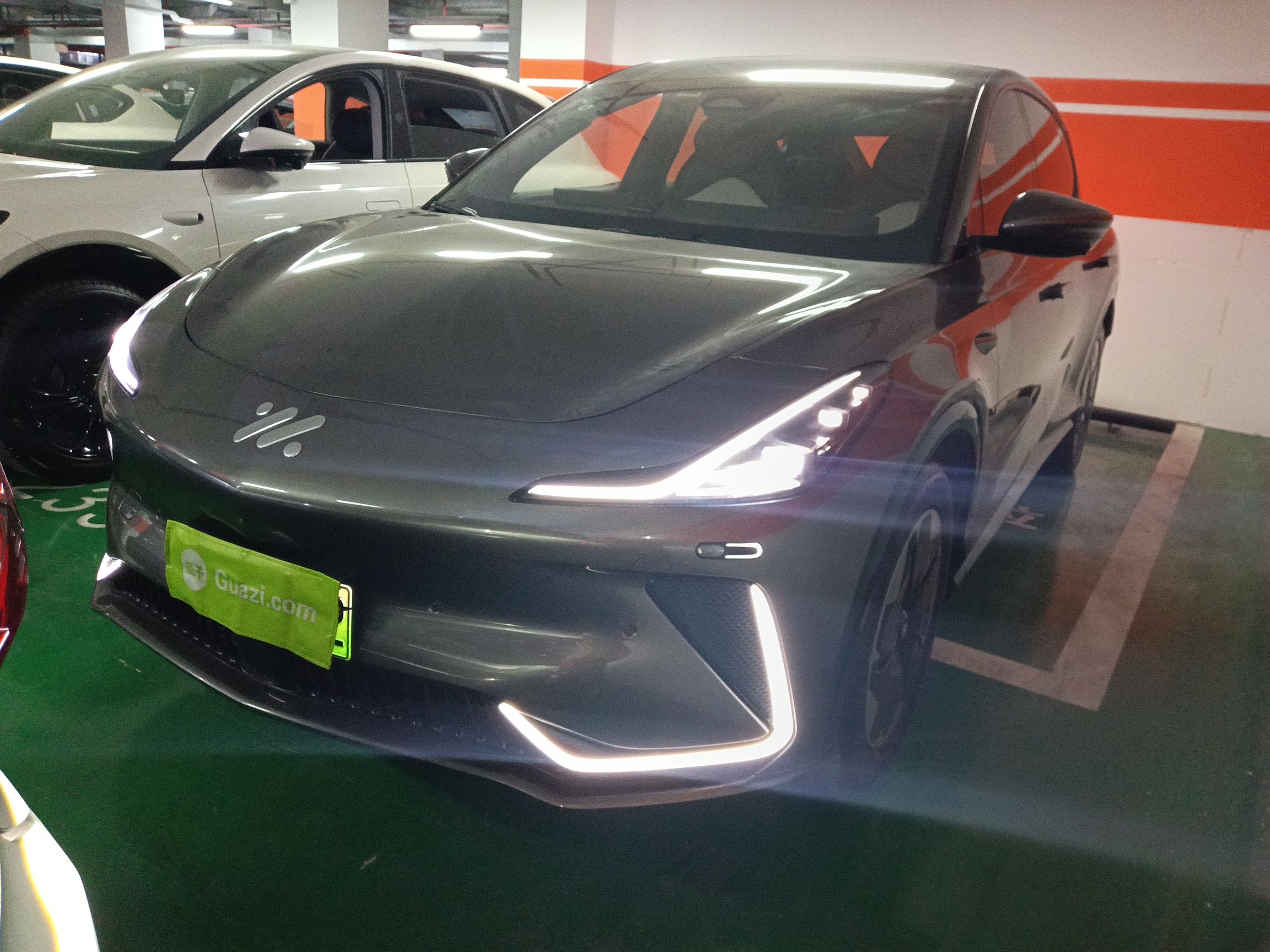 Под передней частью автомобиля