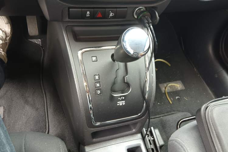 Used Jeep Compass 2011 2.4L four-wheel-drive sport version Gear Lever