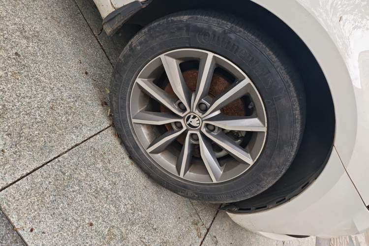 Used Skoda Octavia 2018 1.6L Automatic Comfort Edition Right Front Wheel Hub