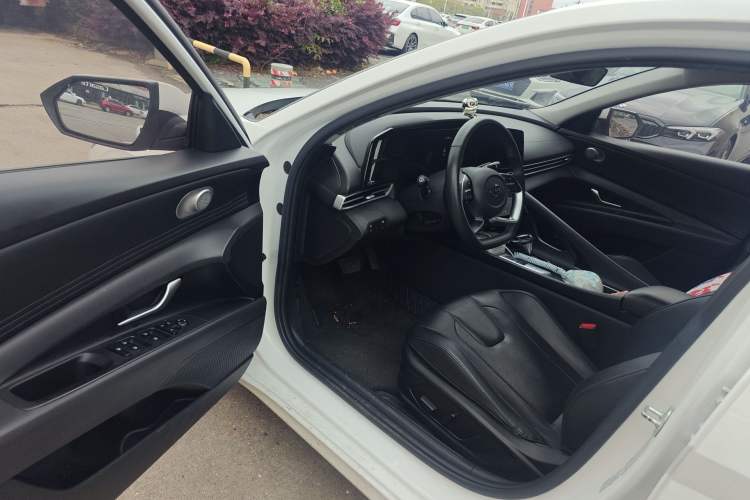 Used Hyundai Elantra 2022 1.5L CVT LUX Prestige Edition Driver Seat