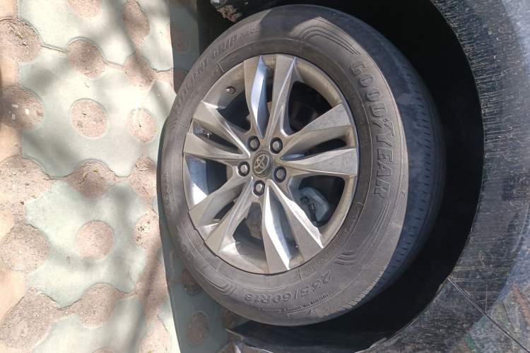 Used Toyota SIENNA 2021 2.5L Hybrid Platinum Edition Right Front Wheel Hub