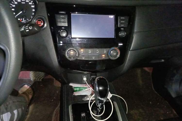 Used Nissan X-Trail 2017 2.0L CVT Comfort Edition 2WD Audio And AC Panel