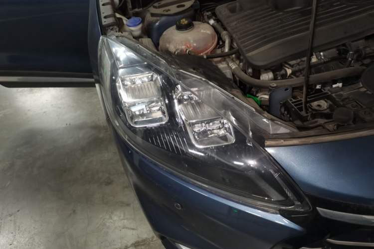 Used Ford Escape 2020 EcoBoost 245 Two-Wheel-Drive Titanium Edition Right Front Headlight