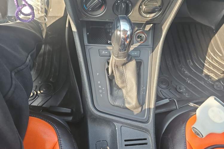 Used Volkswagen Gran Lavida 2017 1.6L Automatic Fashion Edition Gear Lever