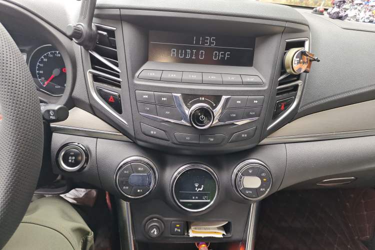 Used BYD Song 2016 Gaishi Edition 1.5TI Manual Leading Model Audio And AC Panel