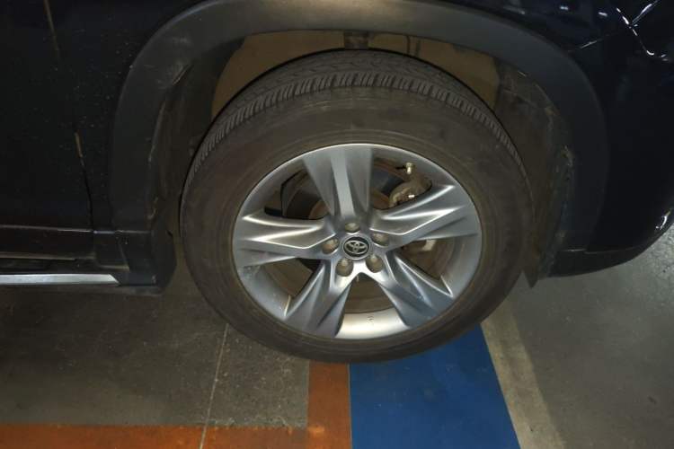 Used Toyota Highlander 2018 2.0T Four-Wheel Drive Luxury Edition 7 Seats China V Emission Standard Right Front Wheel Hub