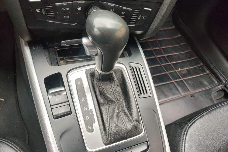 Used Audi A4L 2012 2.0 TFSI automatic Comfort trim level Gear Lever