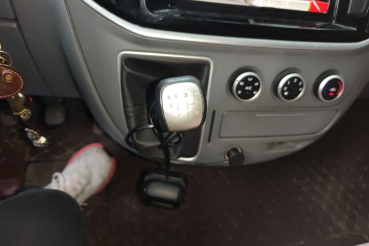 Used SAIC MAXUS Xintu V80 2019 2.0T Plus 6-Speed Manual – Aoyuntong Short Wheelbase Mid-Roof Design 5/6-Seater
