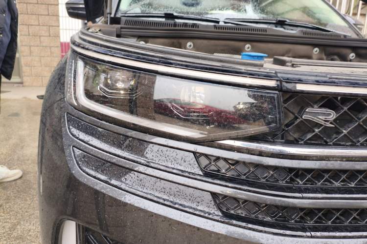 Used Volkswagen Tavendor 2024 380TSI All-Wheel-Drive R-Line Cruise Premium Edition Right Front Headlight