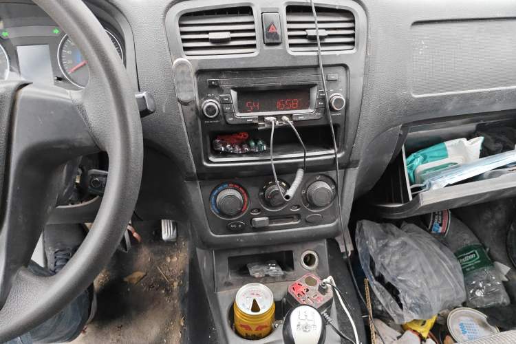 Used Dongfeng Fengon 330 2016 1.5L Manual Enjoyment Model DK15 Audio And AC Panel