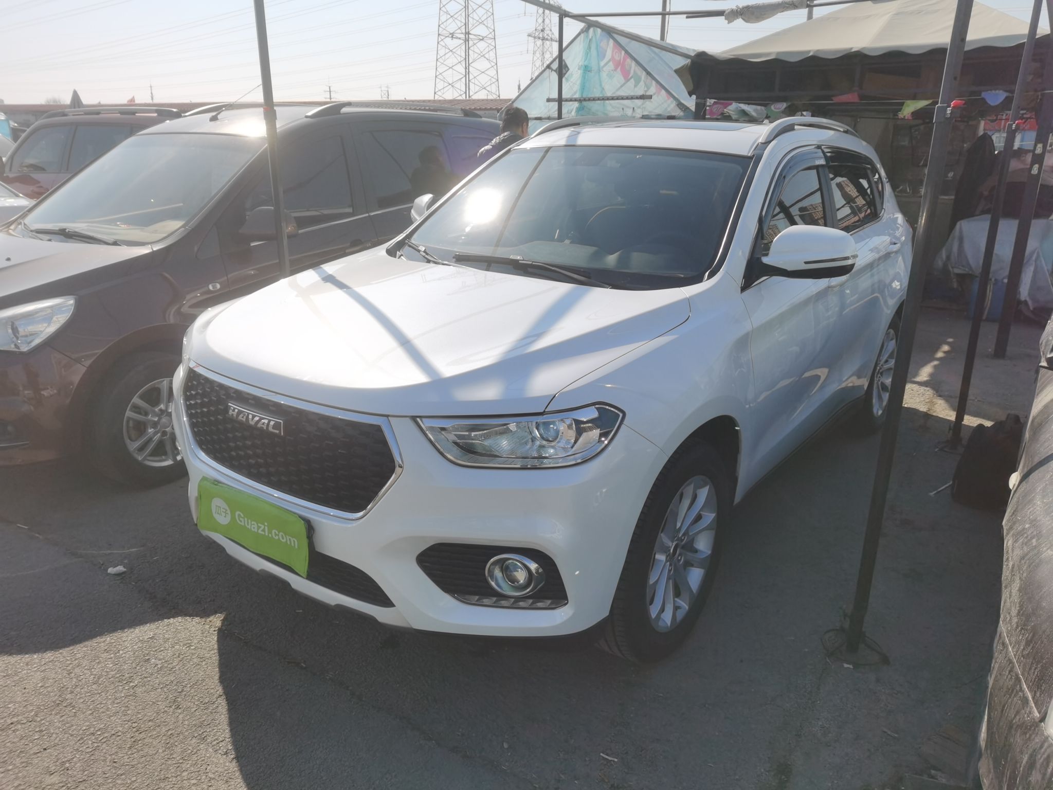 تحت مقدمة السيارة