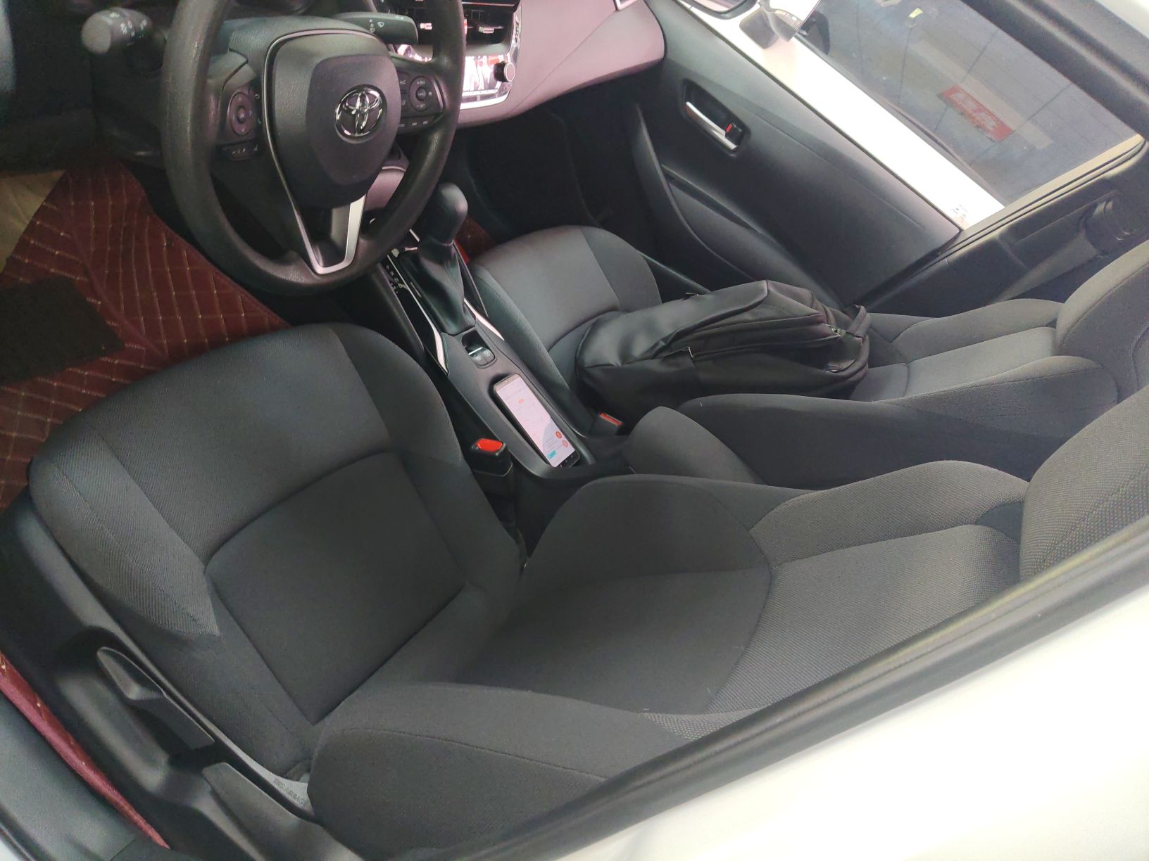 Переднее сиденье в автомобиле