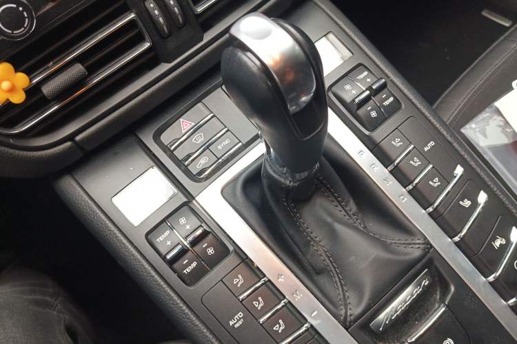 Used Porsche Macan 2018 Macan 2.0T Gear Lever