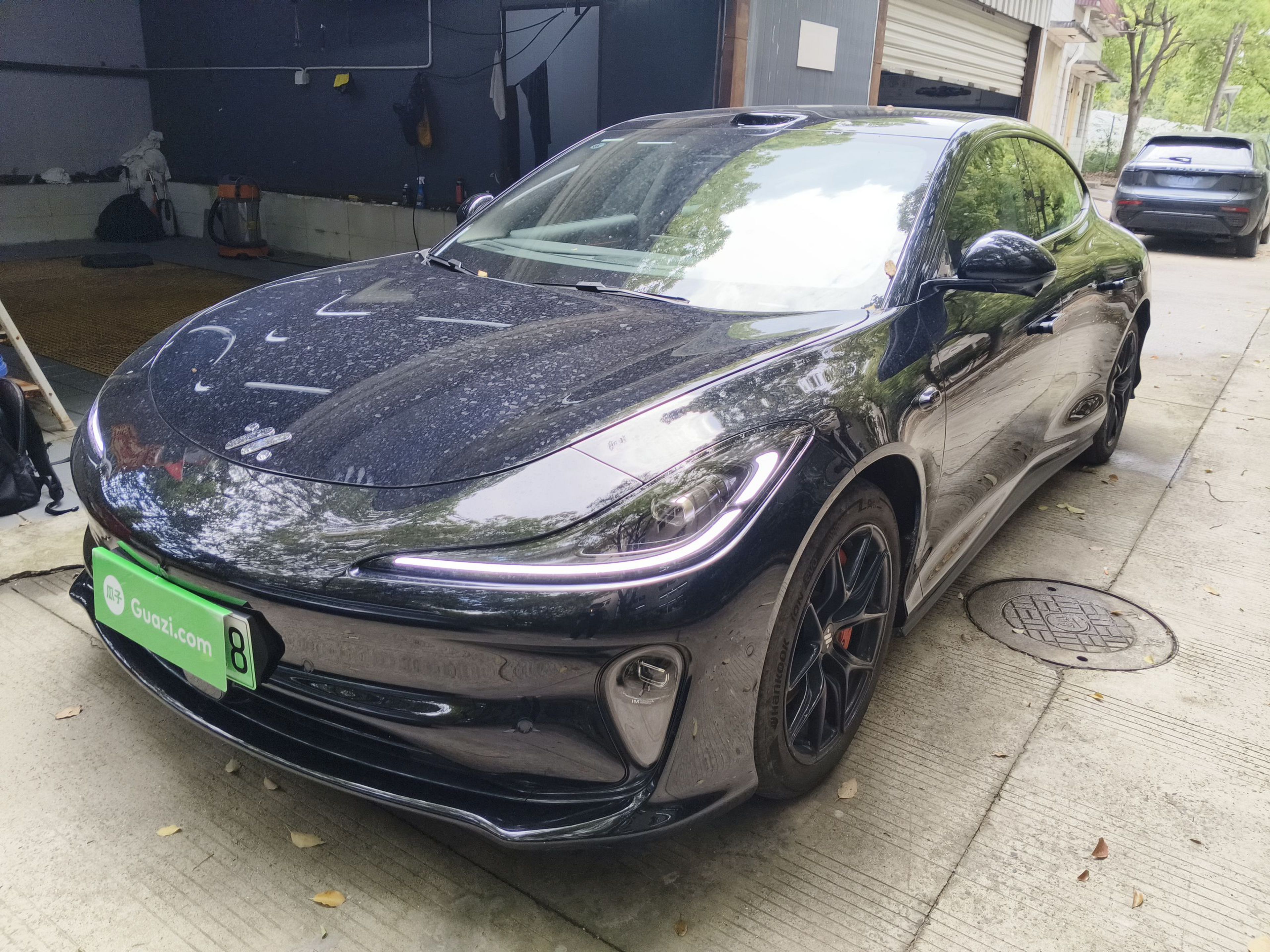 Под передней частью автомобиля