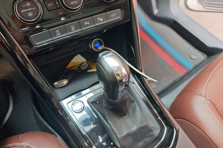 Used Volkswagen Touran 2016 Volkswagen Touran L 280TSI DSG Luxury Edition Gear Lever