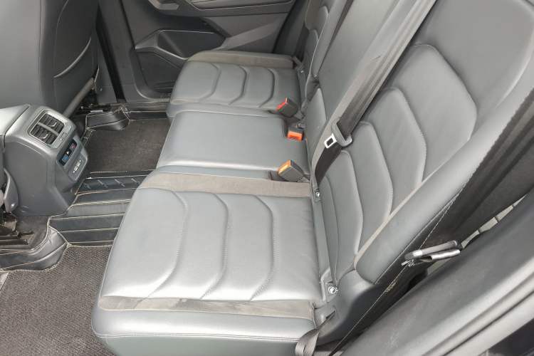 Used Volkswagen Tiguan L 2019 Updated Version 330TSI Automatic Two-Wheel Drive Panoramic Comfort Edition China VI Standard Left Rear Seat