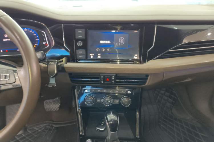 Used Volkswagen Passat 2019 330TSI Luxury Edition China VI Standard Audio And AC Panel