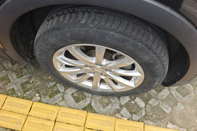 Used Cadillac XT4 2018 28T Two-Wheel Drive Tech Version Right Front Wheel Hub