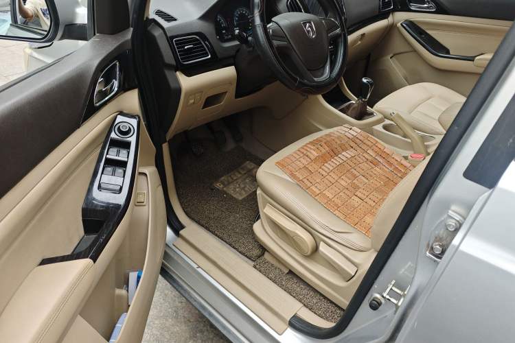 Used Baojun 730 2014 1.5L manual Comfort ESP version 7 seats Driver Seat