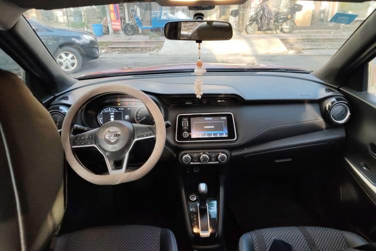 Used Nissan Kicks 2017 1.5L CVT Smart Drive Edition Center Console